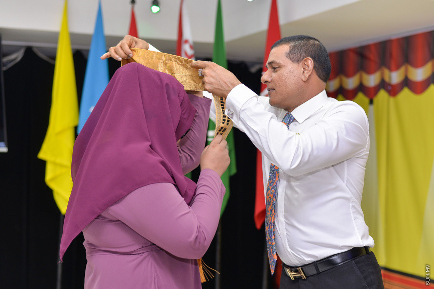 ނޮވެމްބަރ 14، 2019: ދ. ބަނޑިދޫ ސްކޫލުގެ އަހަރީ އިނާމު ދިނުމުގެ ޖަލްސާގެ ތެރެއިން: ސްކޫލުގެ މިދިޔަ އަހަރުގެ ހުރިހާ ގޮތަކުން އެންމެ މޮޅު ދަރިވަރަކަށް ހޮވިފައިވަނީ އައިމިނަތު ރައުފާ  -- ސަން ފޮޓޯ/ ފަޔާޒު މޫސާ
