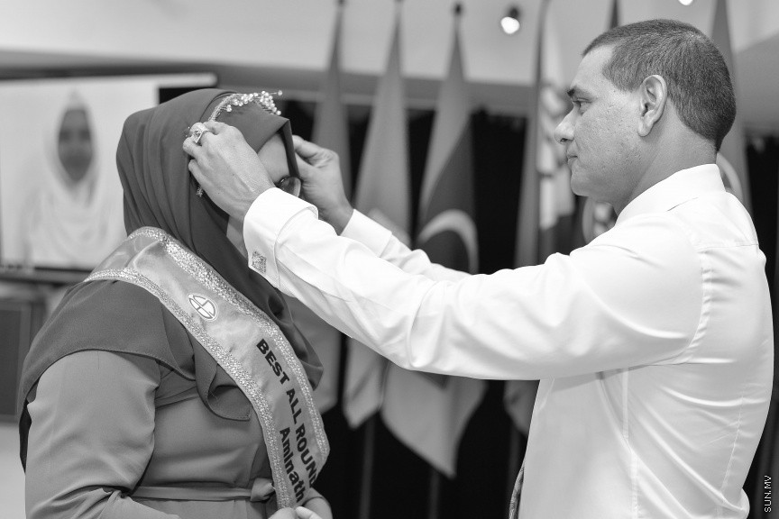 ނޮވެމްބަރ 14، 2019: ދ. ބަނޑިދޫ ސްކޫލުގެ އަހަރީ އިނާމު ދިނުމުގެ ޖަލްސާގެ ތެރެއިން: ސްކޫލުގެ މިދިޔަ އަހަރުގެ ހުރިހާ ގޮތަކުން އެންމެ މޮޅު ދަރިވަރަކަށް ހޮވިފައިވަނީ އައިމިނަތު ރައުފާ  -- ސަން ފޮޓޯ/ ފަޔާޒު މޫސާ