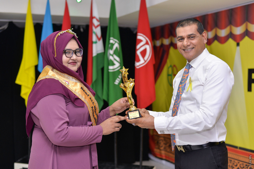 ނޮވެމްބަރ 14، 2019: ދ. ބަނޑިދޫ ސްކޫލުގެ އަހަރީ އިނާމު ދިނުމުގެ ޖަލްސާގެ ތެރެއިން: ސްކޫލުގެ މިދިޔަ އަހަރުގެ ހުރިހާ ގޮތަކުން އެންމެ މޮޅު ދަރިވަރަކަށް ހޮވިފައިވަނީ އައިމިނަތު ރައުފާ  -- ސަން ފޮޓޯ/ ފަޔާޒު މޫސާ