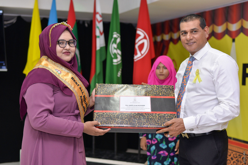 ނޮވެމްބަރ 14، 2019: ދ. ބަނޑިދޫ ސްކޫލުގެ އަހަރީ އިނާމު ދިނުމުގެ ޖަލްސާގެ ތެރެއިން: ސްކޫލުގެ މިދިޔަ އަހަރުގެ ހުރިހާ ގޮތަކުން އެންމެ މޮޅު ދަރިވަރަކަށް ހޮވިފައިވަނީ އައިމިނަތު ރައުފާ  -- ސަން ފޮޓޯ/ ފަޔާޒު މޫސާ