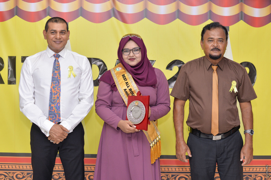ނޮވެމްބަރ 14، 2019: ދ. ބަނޑިދޫ ސްކޫލުގެ އަހަރީ އިނާމު ދިނުމުގެ ޖަލްސާގެ ތެރެއިން: ސްކޫލުގެ މިދިޔަ އަހަރުގެ ހުރިހާ ގޮތަކުން އެންމެ މޮޅު ދަރިވަރަކަށް ހޮވިފައިވަނީ އައިމިނަތު ރައުފާ  -- ސަން ފޮޓޯ/ ފަޔާޒު މޫސާ