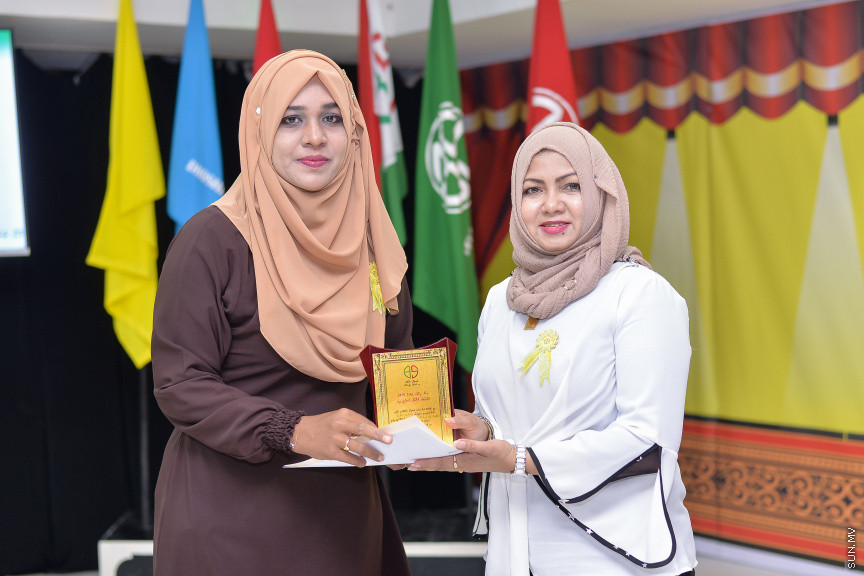 ނޮވެމްބަރ 14، 2019: ދ. ބަނޑިދޫ ސްކޫލުގެ އަހަރީ އިނާމު ދިނުމުގެ ޖަލްސާގެ ތެރެއިން: ސްކޫލުގެ މިދިޔަ އަހަރުގެ ހުރިހާ ގޮތަކުން އެންމެ މޮޅު ދަރިވަރަކަށް ހޮވިފައިވަނީ އައިމިނަތު ރައުފާ  -- ސަން ފޮޓޯ/ ފަޔާޒު މޫސާ