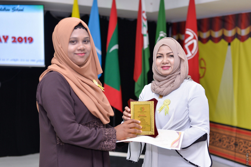 ނޮވެމްބަރ 14، 2019: ދ. ބަނޑިދޫ ސްކޫލުގެ އަހަރީ އިނާމު ދިނުމުގެ ޖަލްސާގެ ތެރެއިން: ސްކޫލުގެ މިދިޔަ އަހަރުގެ ހުރިހާ ގޮތަކުން އެންމެ މޮޅު ދަރިވަރަކަށް ހޮވިފައިވަނީ އައިމިނަތު ރައުފާ  -- ސަން ފޮޓޯ/ ފަޔާޒު މޫސާ