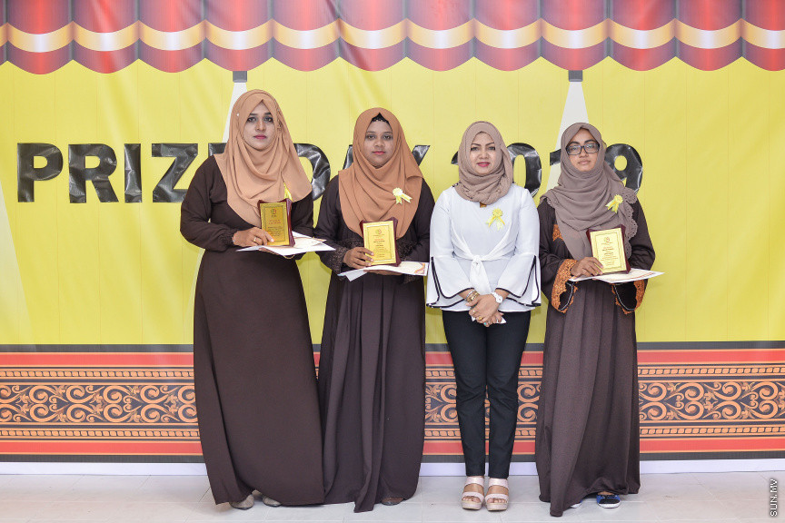 ނޮވެމްބަރ 14، 2019: ދ. ބަނޑިދޫ ސްކޫލުގެ އަހަރީ އިނާމު ދިނުމުގެ ޖަލްސާގެ ތެރެއިން: ސްކޫލުގެ މިދިޔަ އަހަރުގެ ހުރިހާ ގޮތަކުން އެންމެ މޮޅު ދަރިވަރަކަށް ހޮވިފައިވަނީ އައިމިނަތު ރައުފާ  -- ސަން ފޮޓޯ/ ފަޔާޒު މޫސާ