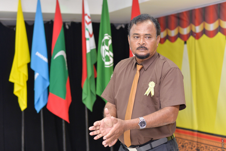 ނޮވެމްބަރ 14، 2019: ދ. ބަނޑިދޫ ސްކޫލުގެ އަހަރީ އިނާމު ދިނުމުގެ ޖަލްސާގެ ތެރެއިން: ސްކޫލުގެ މިދިޔަ އަހަރުގެ ހުރިހާ ގޮތަކުން އެންމެ މޮޅު ދަރިވަރަކަށް ހޮވިފައިވަނީ އައިމިނަތު ރައުފާ  -- ސަން ފޮޓޯ/ ފަޔާޒު މޫސާ