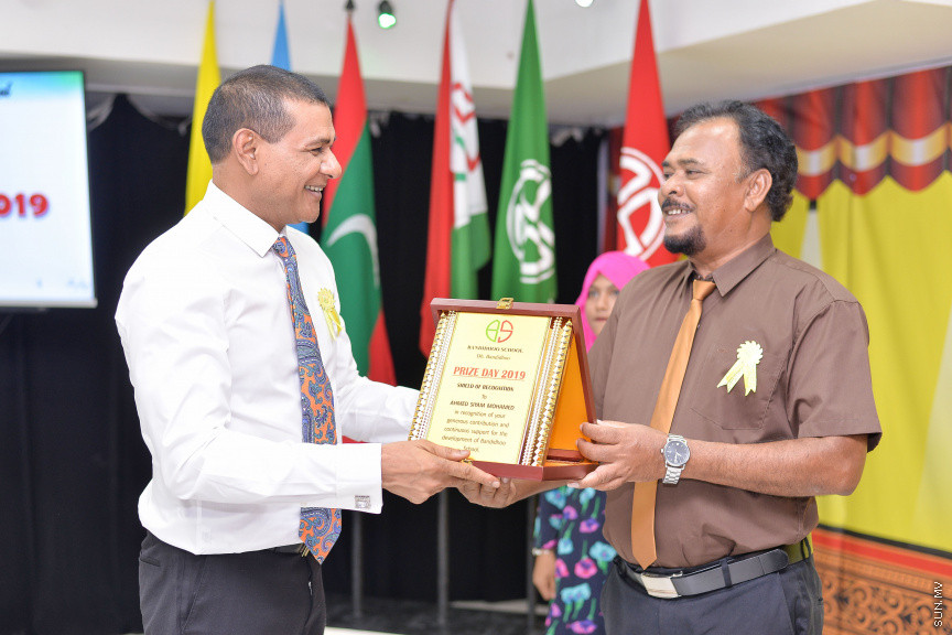 ނޮވެމްބަރ 14، 2019: ދ. ބަނޑިދޫ ސްކޫލުގެ އަހަރީ އިނާމު ދިނުމުގެ ޖަލްސާގެ ތެރެއިން: ސްކޫލުގެ މިދިޔަ އަހަރުގެ ހުރިހާ ގޮތަކުން އެންމެ މޮޅު ދަރިވަރަކަށް ހޮވިފައިވަނީ އައިމިނަތު ރައުފާ  -- ސަން ފޮޓޯ/ ފަޔާޒު މޫސާ