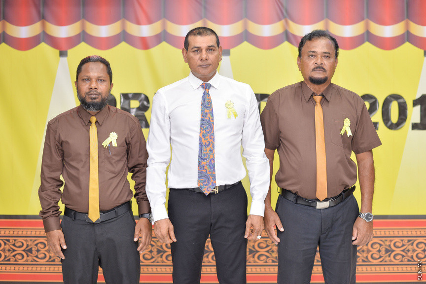 ނޮވެމްބަރ 14، 2019: ދ. ބަނޑިދޫ ސްކޫލުގެ އަހަރީ އިނާމު ދިނުމުގެ ޖަލްސާގެ ތެރެއިން: ސްކޫލުގެ މިދިޔަ އަހަރުގެ ހުރިހާ ގޮތަކުން އެންމެ މޮޅު ދަރިވަރަކަށް ހޮވިފައިވަނީ އައިމިނަތު ރައުފާ  -- ސަން ފޮޓޯ/ ފަޔާޒު މޫސާ