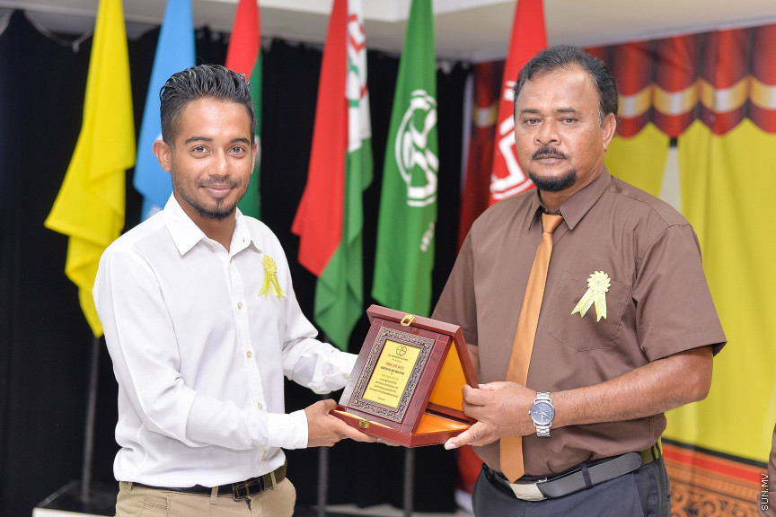 ނޮވެމްބަރ 14، 2019: ދ. ބަނޑިދޫ ސްކޫލުގެ އަހަރީ އިނާމު ދިނުމުގެ ޖަލްސާގެ ތެރެއިން: ސްކޫލުގެ މިދިޔަ އަހަރުގެ ހުރިހާ ގޮތަކުން އެންމެ މޮޅު ދަރިވަރަކަށް ހޮވިފައިވަނީ އައިމިނަތު ރައުފާ  -- ސަން ފޮޓޯ/ ފަޔާޒު މޫސާ