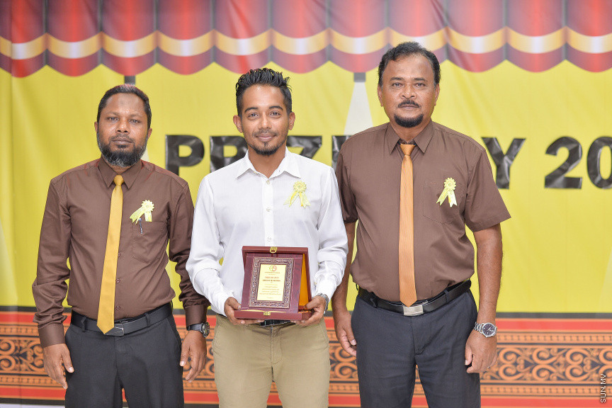 ނޮވެމްބަރ 14، 2019: ދ. ބަނޑިދޫ ސްކޫލުގެ އަހަރީ އިނާމު ދިނުމުގެ ޖަލްސާގެ ތެރެއިން: ސްކޫލުގެ މިދިޔަ އަހަރުގެ ހުރިހާ ގޮތަކުން އެންމެ މޮޅު ދަރިވަރަކަށް ހޮވިފައިވަނީ އައިމިނަތު ރައުފާ  -- ސަން ފޮޓޯ/ ފަޔާޒު މޫސާ