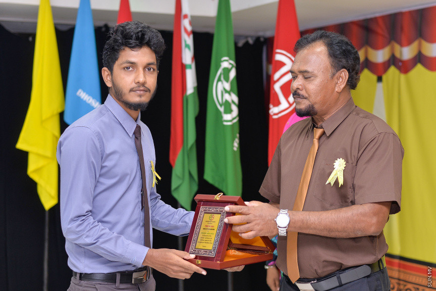 ނޮވެމްބަރ 14، 2019: ދ. ބަނޑިދޫ ސްކޫލުގެ އަހަރީ އިނާމު ދިނުމުގެ ޖަލްސާގެ ތެރެއިން: ސްކޫލުގެ މިދިޔަ އަހަރުގެ ހުރިހާ ގޮތަކުން އެންމެ މޮޅު ދަރިވަރަކަށް ހޮވިފައިވަނީ އައިމިނަތު ރައުފާ  -- ސަން ފޮޓޯ/ ފަޔާޒު މޫސާ