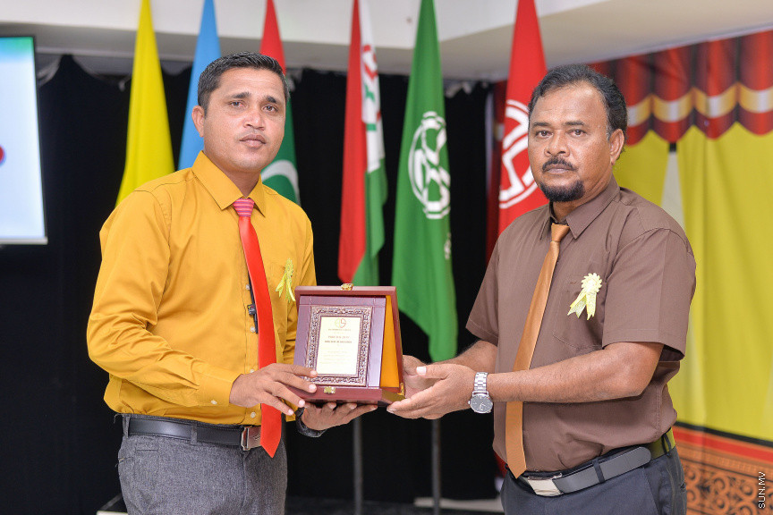 ނޮވެމްބަރ 14، 2019: ދ. ބަނޑިދޫ ސްކޫލުގެ އަހަރީ އިނާމު ދިނުމުގެ ޖަލްސާގެ ތެރެއިން: ސްކޫލުގެ މިދިޔަ އަހަރުގެ ހުރިހާ ގޮތަކުން އެންމެ މޮޅު ދަރިވަރަކަށް ހޮވިފައިވަނީ އައިމިނަތު ރައުފާ  -- ސަން ފޮޓޯ/ ފަޔާޒު މޫސާ