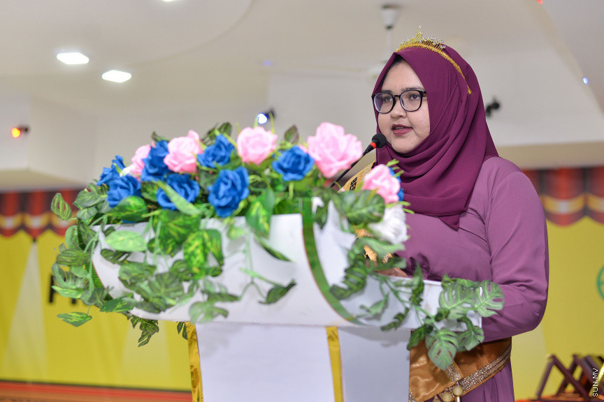 ނޮވެމްބަރ 14، 2019: ދ. ބަނޑިދޫ ސްކޫލުގެ އަހަރީ އިނާމު ދިނުމުގެ ޖަލްސާގެ ތެރެއިން: ސްކޫލުގެ މިދިޔަ އަހަރުގެ ހުރިހާ ގޮތަކުން އެންމެ މޮޅު ދަރިވަރަކަށް ހޮވިފައިވަނީ އައިމިނަތު ރައުފާ  -- ސަން ފޮޓޯ/ ފަޔާޒު މޫސާ