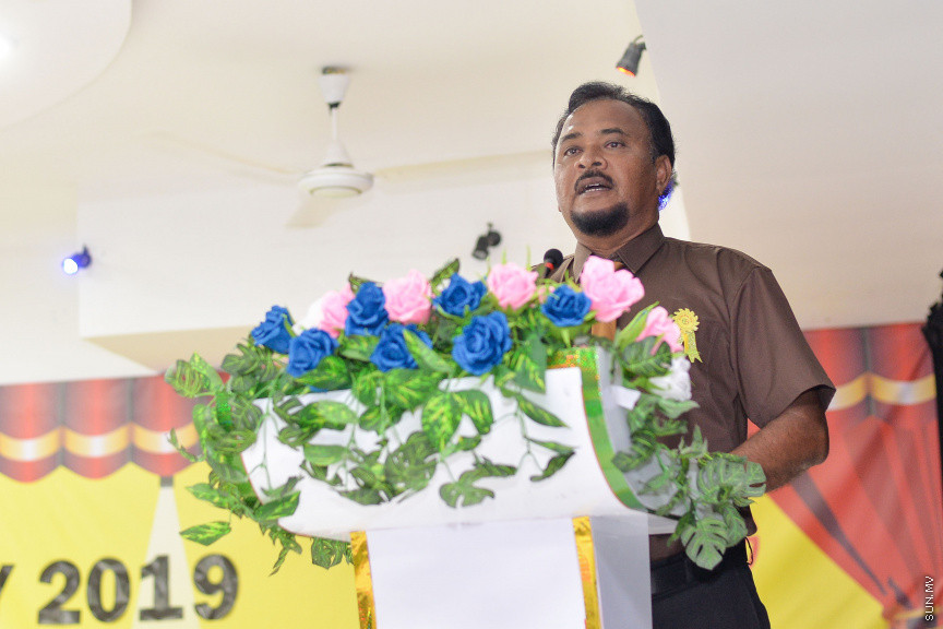 ނޮވެމްބަރ 14، 2019: ދ. ބަނޑިދޫ ސްކޫލުގެ އަހަރީ އިނާމު ދިނުމުގެ ޖަލްސާގެ ތެރެއިން: ސްކޫލުގެ މިދިޔަ އަހަރުގެ ހުރިހާ ގޮތަކުން އެންމެ މޮޅު ދަރިވަރަކަށް ހޮވިފައިވަނީ އައިމިނަތު ރައުފާ  -- ސަން ފޮޓޯ/ ފަޔާޒު މޫސާ