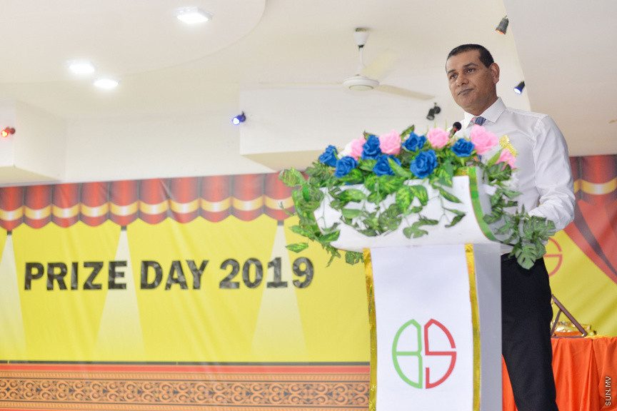ނޮވެމްބަރ 14، 2019: ދ. ބަނޑިދޫ ސްކޫލުގެ އަހަރީ އިނާމު ދިނުމުގެ ޖަލްސާގެ ތެރެއިން: ސްކޫލުގެ މިދިޔަ އަހަރުގެ ހުރިހާ ގޮތަކުން އެންމެ މޮޅު ދަރިވަރަކަށް ހޮވިފައިވަނީ އައިމިނަތު ރައުފާ  -- ސަން ފޮޓޯ/ ފަޔާޒު މޫސާ