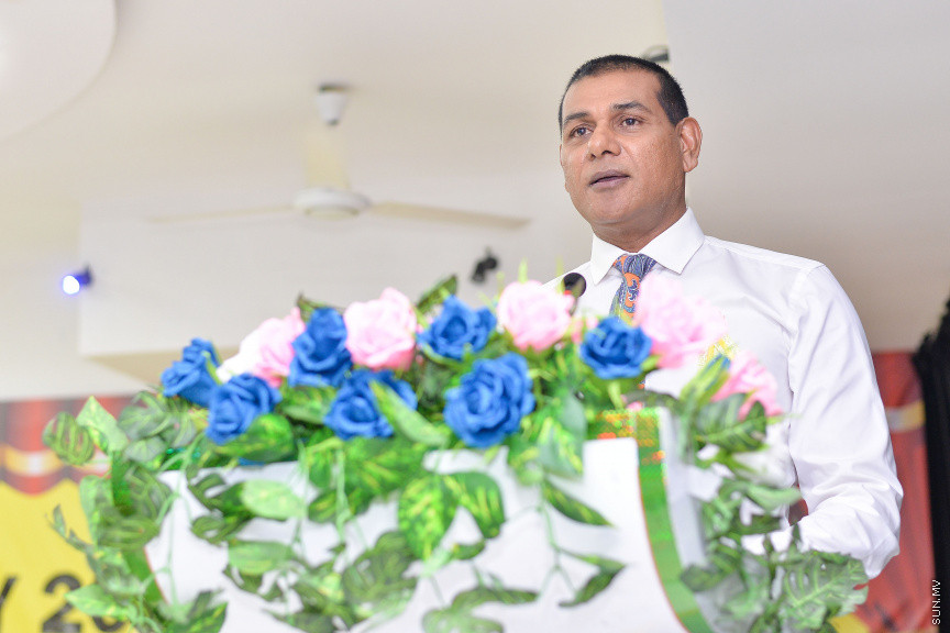 ނޮވެމްބަރ 14، 2019: ދ. ބަނޑިދޫ ސްކޫލުގެ އަހަރީ އިނާމު ދިނުމުގެ ޖަލްސާގެ ތެރެއިން: ސްކޫލުގެ މިދިޔަ އަހަރުގެ ހުރިހާ ގޮތަކުން އެންމެ މޮޅު ދަރިވަރަކަށް ހޮވިފައިވަނީ އައިމިނަތު ރައުފާ  -- ސަން ފޮޓޯ/ ފަޔާޒު މޫސާ