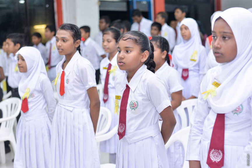 ނޮވެމްބަރ 14، 2019: ދ. ބަނޑިދޫ ސްކޫލުގެ އަހަރީ އިނާމު ދިނުމުގެ ޖަލްސާގެ ތެރެއިން: ސްކޫލުގެ މިދިޔަ އަހަރުގެ ހުރިހާ ގޮތަކުން އެންމެ މޮޅު ދަރިވަރަކަށް ހޮވިފައިވަނީ އައިމިނަތު ރައުފާ  -- ސަން ފޮޓޯ/ ފަޔާޒު މޫސާ