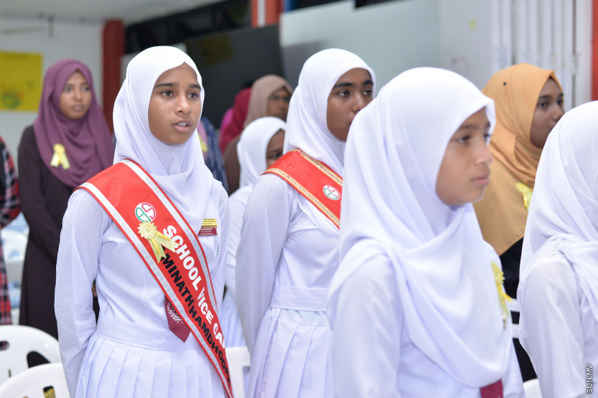 ނޮވެމްބަރ 14، 2019: ދ. ބަނޑިދޫ ސްކޫލުގެ އަހަރީ އިނާމު ދިނުމުގެ ޖަލްސާގެ ތެރެއިން: ސްކޫލުގެ މިދިޔަ އަހަރުގެ ހުރިހާ ގޮތަކުން އެންމެ މޮޅު ދަރިވަރަކަށް ހޮވިފައިވަނީ އައިމިނަތު ރައުފާ  -- ސަން ފޮޓޯ/ ފަޔާޒު މޫސާ