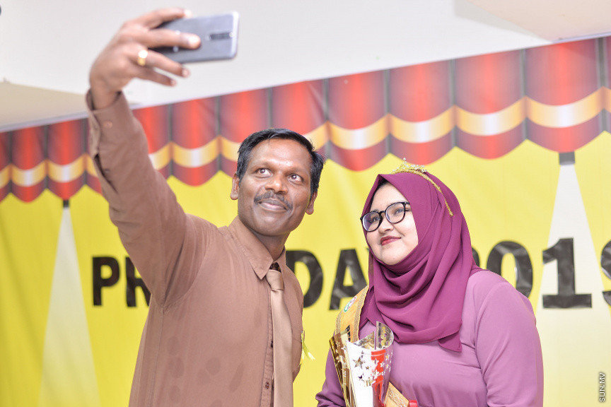 ނޮވެމްބަރ 14، 2019: ދ. ބަނޑިދޫ ސްކޫލުގެ އަހަރީ އިނާމު ދިނުމުގެ ޖަލްސާގެ ތެރެއިން: ސްކޫލުގެ މިދިޔަ އަހަރުގެ ހުރިހާ ގޮތަކުން އެންމެ މޮޅު ދަރިވަރަކަށް ހޮވިފައިވަނީ އައިމިނަތު ރައުފާ  -- ސަން ފޮޓޯ/ ފަޔާޒު މޫސާ