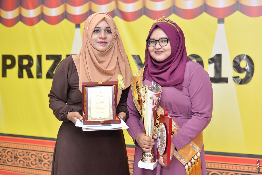 ނޮވެމްބަރ 14، 2019: ދ. ބަނޑިދޫ ސްކޫލުގެ އަހަރީ އިނާމު ދިނުމުގެ ޖަލްސާގެ ތެރެއިން: ސްކޫލުގެ މިދިޔަ އަހަރުގެ ހުރިހާ ގޮތަކުން އެންމެ މޮޅު ދަރިވަރަކަށް ހޮވިފައިވަނީ އައިމިނަތު ރައުފާ  -- ސަން ފޮޓޯ/ ފަޔާޒު މޫސާ