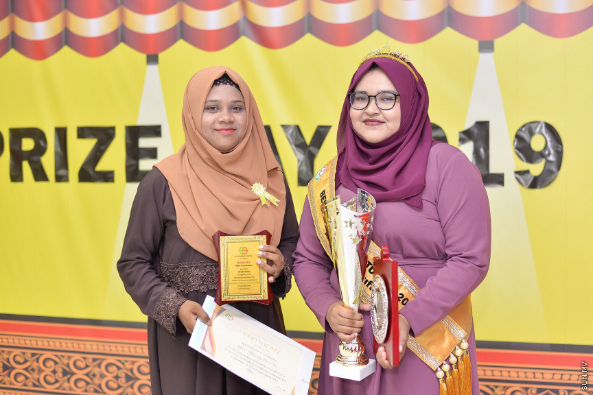ނޮވެމްބަރ 14، 2019: ދ. ބަނޑިދޫ ސްކޫލުގެ އަހަރީ އިނާމު ދިނުމުގެ ޖަލްސާގެ ތެރެއިން: ސްކޫލުގެ މިދިޔަ އަހަރުގެ ހުރިހާ ގޮތަކުން އެންމެ މޮޅު ދަރިވަރަކަށް ހޮވިފައިވަނީ އައިމިނަތު ރައުފާ  -- ސަން ފޮޓޯ/ ފަޔާޒު މޫސާ