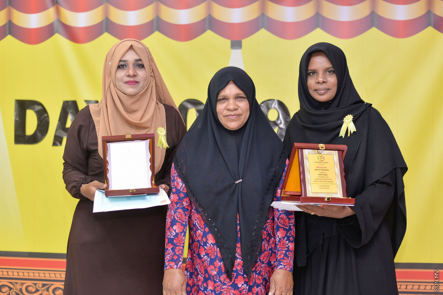 ނޮވެމްބަރ 14، 2019: ދ. ބަނޑިދޫ ސްކޫލުގެ އަހަރީ އިނާމު ދިނުމުގެ ޖަލްސާގެ ތެރެއިން: ސްކޫލުގެ މިދިޔަ އަހަރުގެ ހުރިހާ ގޮތަކުން އެންމެ މޮޅު ދަރިވަރަކަށް ހޮވިފައިވަނީ އައިމިނަތު ރައުފާ  -- ސަން ފޮޓޯ/ ފަޔާޒު މޫސާ