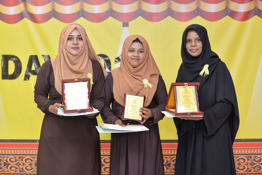 ނޮވެމްބަރ 14، 2019: ދ. ބަނޑިދޫ ސްކޫލުގެ އަހަރީ އިނާމު ދިނުމުގެ ޖަލްސާގެ ތެރެއިން: ސްކޫލުގެ މިދިޔަ އަހަރުގެ ހުރިހާ ގޮތަކުން އެންމެ މޮޅު ދަރިވަރަކަށް ހޮވިފައިވަނީ އައިމިނަތު ރައުފާ  -- ސަން ފޮޓޯ/ ފަޔާޒު މޫސާ