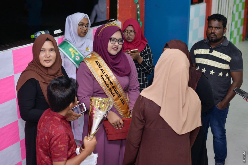 ނޮވެމްބަރ 14، 2019: ދ. ބަނޑިދޫ ސްކޫލުގެ އަހަރީ އިނާމު ދިނުމުގެ ޖަލްސާގެ ތެރެއިން: ސްކޫލުގެ މިދިޔަ އަހަރުގެ ހުރިހާ ގޮތަކުން އެންމެ މޮޅު ދަރިވަރަކަށް ހޮވިފައިވަނީ އައިމިނަތު ރައުފާ  -- ސަން ފޮޓޯ/ ފަޔާޒު މޫސާ