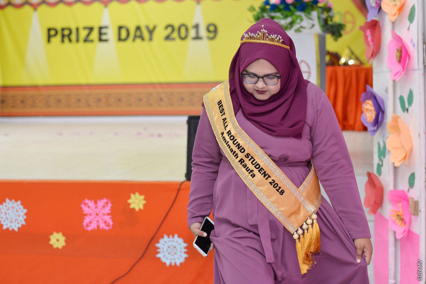ނޮވެމްބަރ 14، 2019: ދ. ބަނޑިދޫ ސްކޫލުގެ އަހަރީ އިނާމު ދިނުމުގެ ޖަލްސާގެ ތެރެއިން: ސްކޫލުގެ މިދިޔަ އަހަރުގެ ހުރިހާ ގޮތަކުން އެންމެ މޮޅު ދަރިވަރަކަށް ހޮވިފައިވަނީ އައިމިނަތު ރައުފާ  -- ސަން ފޮޓޯ/ ފަޔާޒު މޫސާ