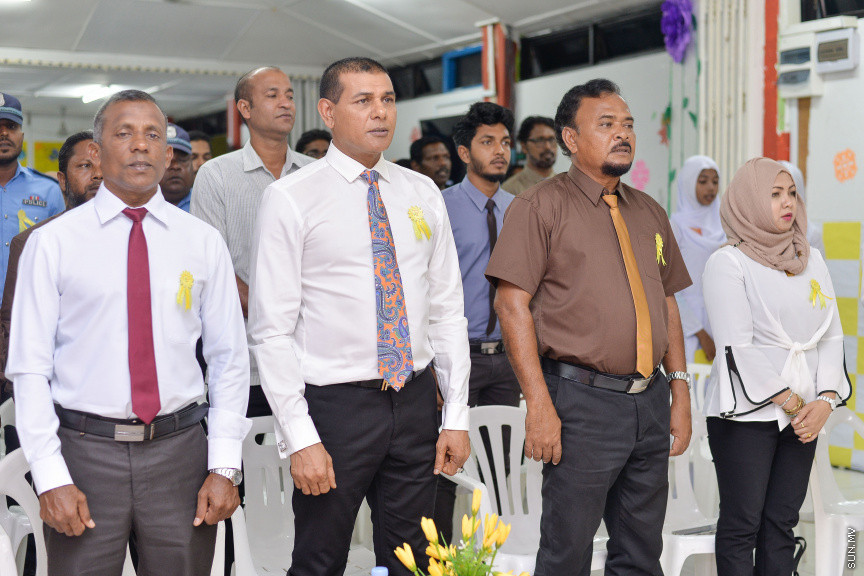ނޮވެމްބަރ 14، 2019: ދ. ބަނޑިދޫ ސްކޫލުގެ އަހަރީ އިނާމު ދިނުމުގެ ޖަލްސާގެ ތެރެއިން: ސްކޫލުގެ މިދިޔަ އަހަރުގެ ހުރިހާ ގޮތަކުން އެންމެ މޮޅު ދަރިވަރަކަށް ހޮވިފައިވަނީ އައިމިނަތު ރައުފާ  -- ސަން ފޮޓޯ/ ފަޔާޒު މޫސާ