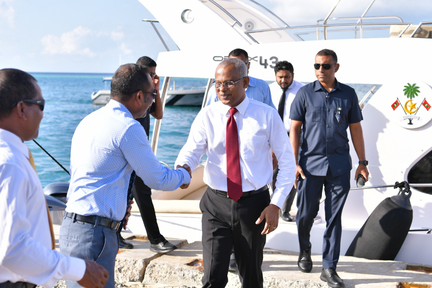 ނޮވެމްބަރ 18، 2019: ނުރައްކާތެރި ކެމިކަލްގެ ބާވަތްތައް ރައްކާކުރުމަށް ކ. ތިލަފުށީގައި އަލަށް ތަރައްގީކުރި ކެމިކަލް ކުދަންތައް ބައްލަވާލެއްވުމަށް ރައީސް އިބްރާހިމް މުހައްމަދު ސޯލިހު ތިލަފުއްޓަށް ވަޑައިގަތުން -- ފޮޓޯ/ ރައީސް އޮފީސް