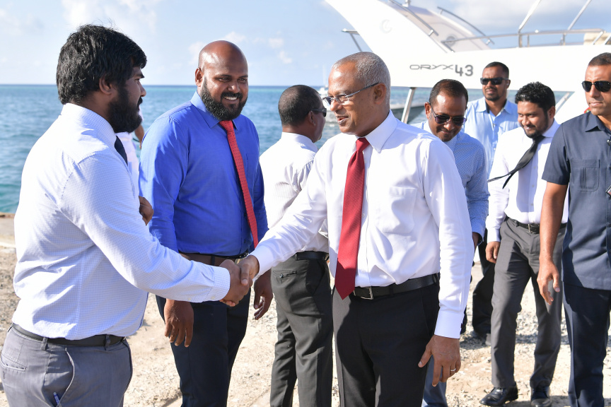 ނޮވެމްބަރ 18، 2019: ނުރައްކާތެރި ކެމިކަލްގެ ބާވަތްތައް ރައްކާކުރުމަށް ކ. ތިލަފުށީގައި އަލަށް ތަރައްގީކުރި ކެމިކަލް ކުދަންތައް ބައްލަވާލެއްވުމަށް ރައީސް އިބްރާހިމް މުހައްމަދު ސޯލިހު ތިލަފުއްޓަށް ވަޑައިގަތުން -- ފޮޓޯ/ ރައީސް އޮފީސް