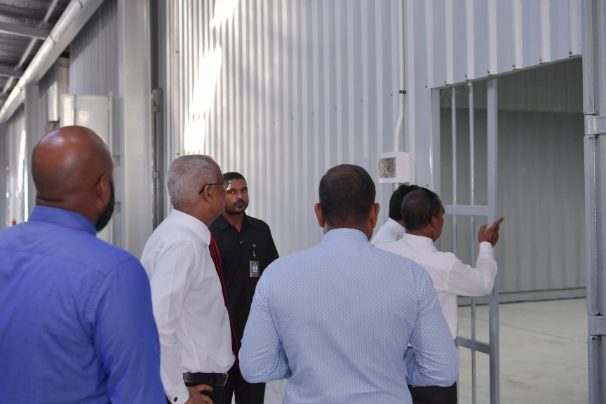 ނޮވެމްބަރ 18، 2019: ނުރައްކާތެރި ކެމިކަލްގެ ބާވަތްތައް ރައްކާކުރުމަށް ކ. ތިލަފުށީގައި އަލަށް ތަރައްގީކުރި ކެމިކަލް ކުދަންތައް ބައްލަވާލެއްވުމަށް ރައީސް އިބްރާހިމް މުހައްމަދު ސޯލިހު ތިލަފުއްޓަށް ވަޑައިގަތުން -- ފޮޓޯ/ ރައީސް އޮފީސް