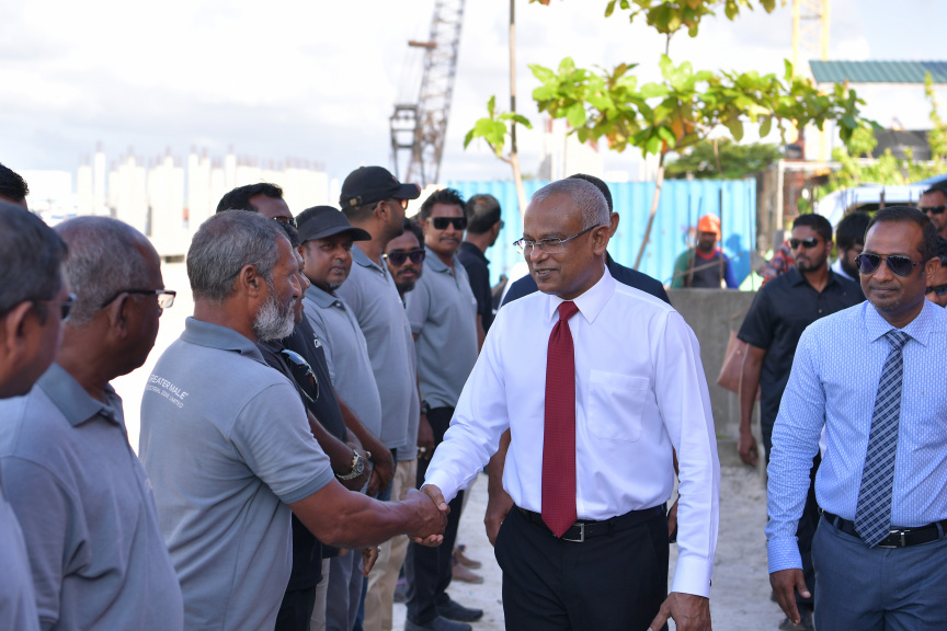 ނޮވެމްބަރ 18، 2019: ނުރައްކާތެރި ކެމިކަލްގެ ބާވަތްތައް ރައްކާކުރުމަށް ކ. ތިލަފުށީގައި އަލަށް ތަރައްގީކުރި ކެމިކަލް ކުދަންތައް ބައްލަވާލެއްވުމަށް ރައީސް އިބްރާހިމް މުހައްމަދު ސޯލިހު ތިލަފުއްޓަށް ވަޑައިގަތުން -- ފޮޓޯ/ ރައީސް އޮފީސް