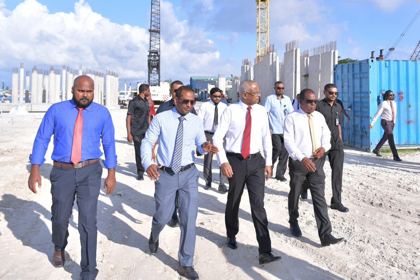 ނޮވެމްބަރ 18، 2019: ނުރައްކާތެރި ކެމިކަލްގެ ބާވަތްތައް ރައްކާކުރުމަށް ކ. ތިލަފުށީގައި އަލަށް ތަރައްގީކުރި ކެމިކަލް ކުދަންތައް ބައްލަވާލެއްވުމަށް ރައީސް އިބްރާހިމް މުހައްމަދު ސޯލިހު ތިލަފުއްޓަށް ވަޑައިގަތުން -- ފޮޓޯ/ ރައީސް އޮފީސް