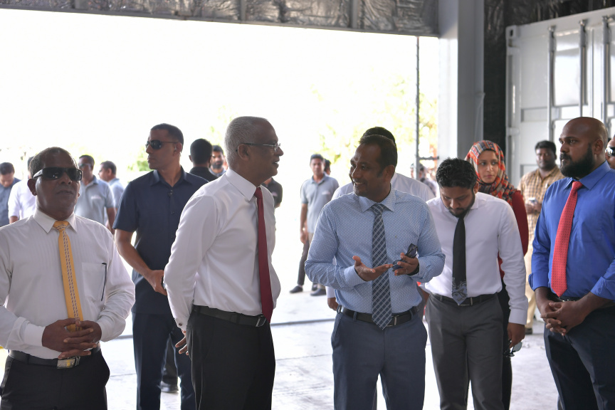 ނޮވެމްބަރ 18، 2019: ނުރައްކާތެރި ކެމިކަލްގެ ބާވަތްތައް ރައްކާކުރުމަށް ކ. ތިލަފުށީގައި އަލަށް ތަރައްގީކުރި ކެމިކަލް ކުދަންތައް ބައްލަވާލެއްވުމަށް ރައީސް އިބްރާހިމް މުހައްމަދު ސޯލިހު ތިލަފުއްޓަށް ވަޑައިގަތުން -- ފޮޓޯ/ ރައީސް އޮފީސް