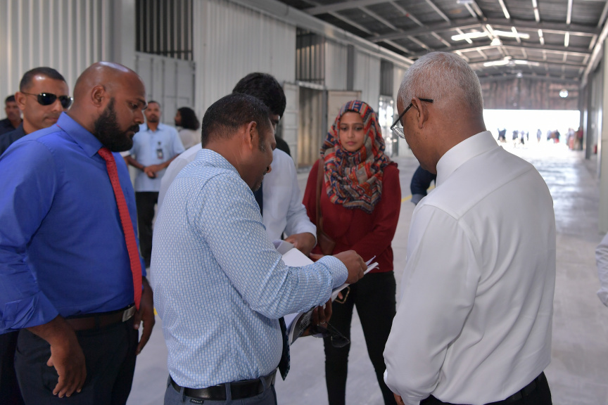 ނޮވެމްބަރ 18، 2019: ނުރައްކާތެރި ކެމިކަލްގެ ބާވަތްތައް ރައްކާކުރުމަށް ކ. ތިލަފުށީގައި އަލަށް ތަރައްގީކުރި ކެމިކަލް ކުދަންތައް ބައްލަވާލެއްވުމަށް ރައީސް އިބްރާހިމް މުހައްމަދު ސޯލިހު ތިލަފުއްޓަށް ވަޑައިގަތުން -- ފޮޓޯ/ ރައީސް އޮފީސް