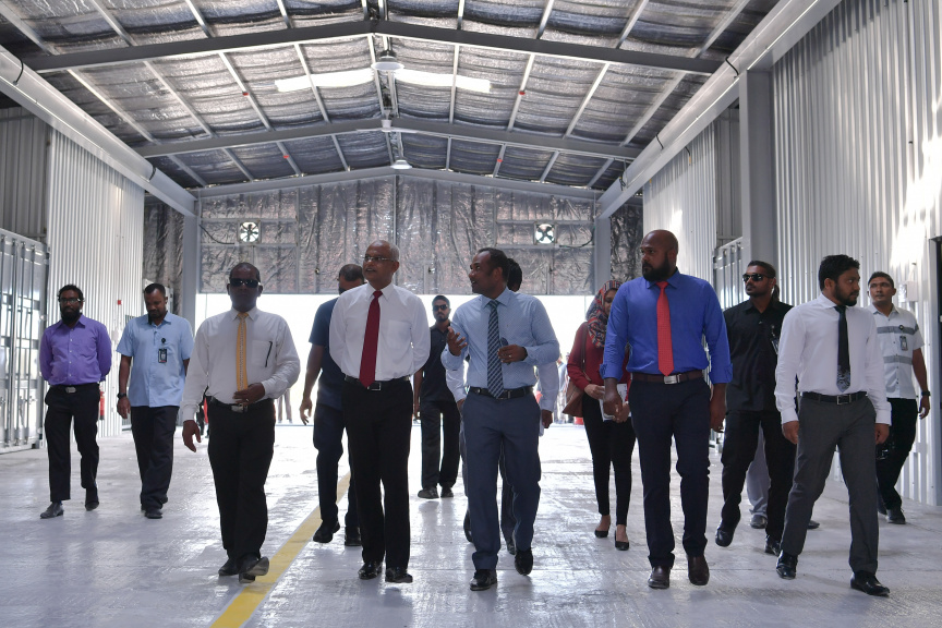 ނޮވެމްބަރ 18، 2019: ނުރައްކާތެރި ކެމިކަލްގެ ބާވަތްތައް ރައްކާކުރުމަށް ކ. ތިލަފުށީގައި އަލަށް ތަރައްގީކުރި ކެމިކަލް ކުދަންތައް ބައްލަވާލެއްވުމަށް ރައީސް އިބްރާހިމް މުހައްމަދު ސޯލިހު ތިލަފުއްޓަށް ވަޑައިގަތުން -- ފޮޓޯ/ ރައީސް އޮފީސް