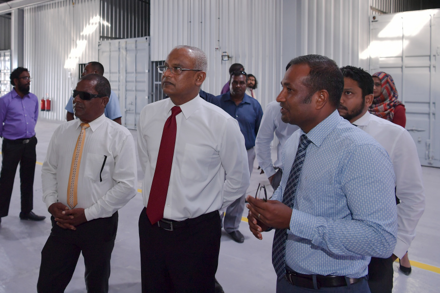 ނޮވެމްބަރ 18، 2019: ނުރައްކާތެރި ކެމިކަލްގެ ބާވަތްތައް ރައްކާކުރުމަށް ކ. ތިލަފުށީގައި އަލަށް ތަރައްގީކުރި ކެމިކަލް ކުދަންތައް ބައްލަވާލެއްވުމަށް ރައީސް އިބްރާހިމް މުހައްމަދު ސޯލިހު ތިލަފުއްޓަށް ވަޑައިގަތުން -- ފޮޓޯ/ ރައީސް އޮފީސް