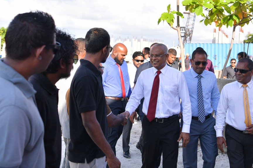 ނޮވެމްބަރ 18، 2019: ނުރައްކާތެރި ކެމިކަލްގެ ބާވަތްތައް ރައްކާކުރުމަށް ކ. ތިލަފުށީގައި އަލަށް ތަރައްގީކުރި ކެމިކަލް ކުދަންތައް ބައްލަވާލެއްވުމަށް ރައީސް އިބްރާހިމް މުހައްމަދު ސޯލިހު ތިލަފުއްޓަށް ވަޑައިގަތުން -- ފޮޓޯ/ ރައީސް އޮފީސް