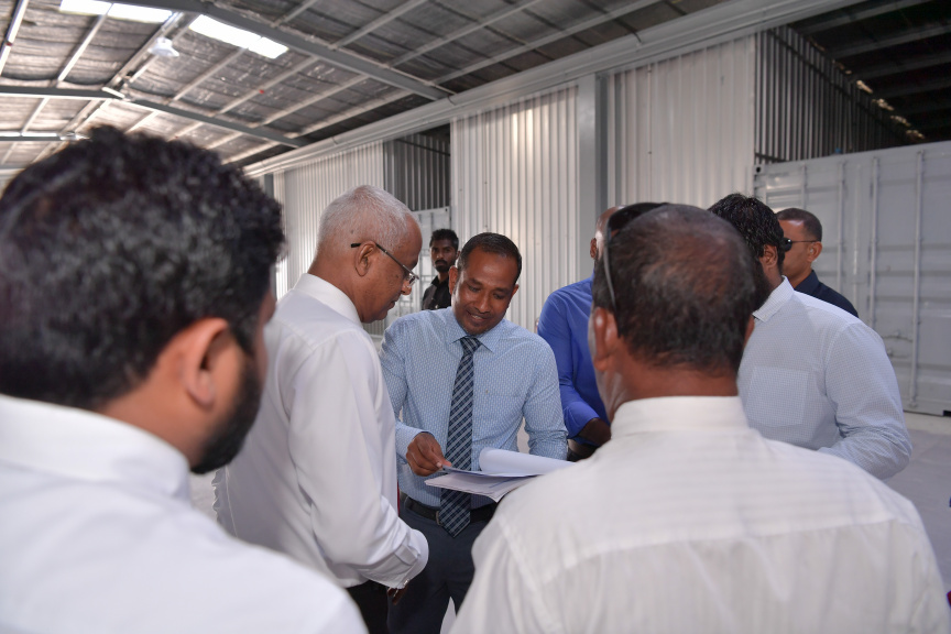 ނޮވެމްބަރ 18، 2019: ނުރައްކާތެރި ކެމިކަލްގެ ބާވަތްތައް ރައްކާކުރުމަށް ކ. ތިލަފުށީގައި އަލަށް ތަރައްގީކުރި ކެމިކަލް ކުދަންތައް ބައްލަވާލެއްވުމަށް ރައީސް އިބްރާހިމް މުހައްމަދު ސޯލިހު ތިލަފުއްޓަށް ވަޑައިގަތުން -- ފޮޓޯ/ ރައީސް އޮފީސް