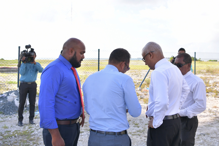 ނޮވެމްބަރ 18، 2019: ނުރައްކާތެރި ކެމިކަލްގެ ބާވަތްތައް ރައްކާކުރުމަށް ކ. ތިލަފުށީގައި އަލަށް ތަރައްގީކުރި ކެމިކަލް ކުދަންތައް ބައްލަވާލެއްވުމަށް ރައީސް އިބްރާހިމް މުހައްމަދު ސޯލިހު ތިލަފުއްޓަށް ވަޑައިގަތުން -- ފޮޓޯ/ ރައީސް އޮފީސް