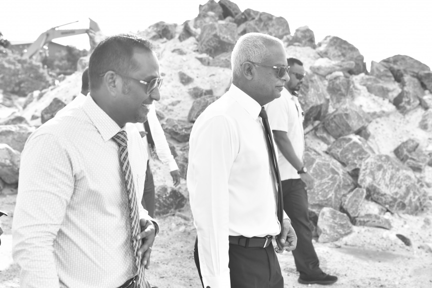 ނޮވެމްބަރ 18، 2019: ނުރައްކާތެރި ކެމިކަލްގެ ބާވަތްތައް ރައްކާކުރުމަށް ކ. ތިލަފުށީގައި އަލަށް ތަރައްގީކުރި ކެމިކަލް ކުދަންތައް ބައްލަވާލެއްވުމަށް ރައީސް އިބްރާހިމް މުހައްމަދު ސޯލިހު ތިލަފުއްޓަށް ވަޑައިގަތުން -- ފޮޓޯ/ ރައީސް އޮފީސް