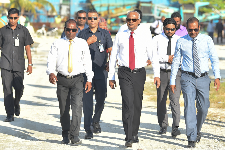 ނޮވެމްބަރ 18، 2019: ނުރައްކާތެރި ކެމިކަލްގެ ބާވަތްތައް ރައްކާކުރުމަށް ކ. ތިލަފުށީގައި އަލަށް ތަރައްގީކުރި ކެމިކަލް ކުދަންތައް ބައްލަވާލެއްވުމަށް ރައީސް އިބްރާހިމް މުހައްމަދު ސޯލިހު ތިލަފުއްޓަށް ވަޑައިގަތުން -- ފޮޓޯ/ ރައީސް އޮފީސް