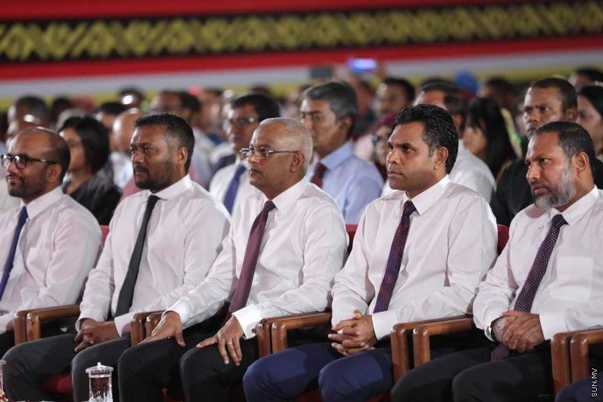 ނޮވެމްބަރ 21، 2019: ފަންނު ވެރިންނަށް ހާއްސަކޮއްގެން އިކޮނޮމިކް މިނިސްޓްރީން ކުރިއަށް ގެންދާ "ފަންނު އެކްސްޕޯ 2019" ހުޅުވުމަށް ދަރުބާރުގޭގައި ބޭއްވި ހާއްސަ ރަސްމިއްޔާތުގެ ތެރެއިން: މި ރަސްމިއްޔާތުގައި ރައީސް އިބްރާހިމް މުހައްމަދު ސޯލިހް އާއި ނައިބް ރައީސް ފައިސަލް ނަސީމްގެ އިތުރުން ސަރުކާރުގެ އިސްވެރިން ބައިވެރިވެ ވަޑައިގެންނެވި -- ސަން ފޮޓޯ/ ފަޔާޒު މޫސާ 