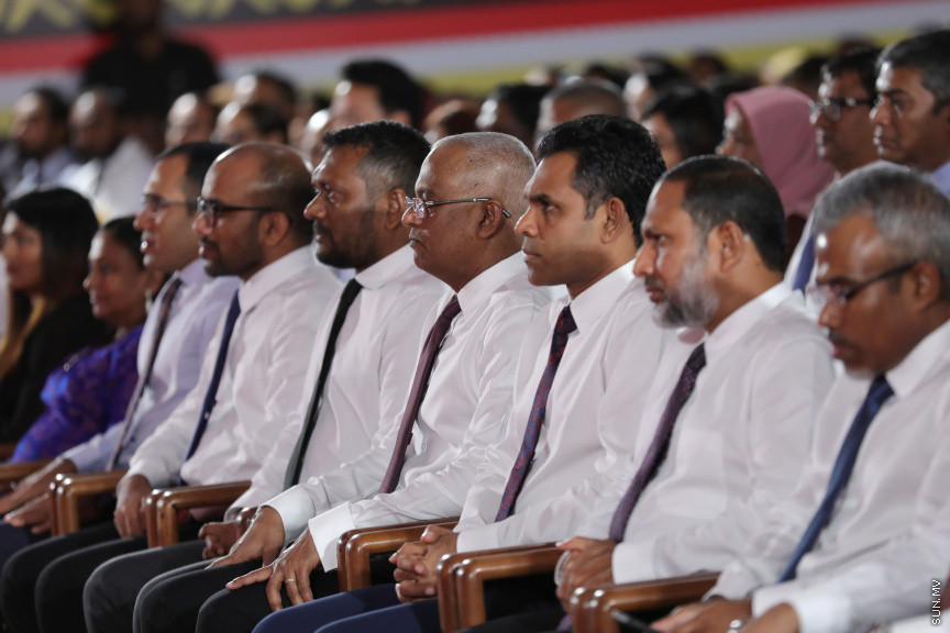 ނޮވެމްބަރ 21، 2019: ފަންނު ވެރިންނަށް ހާއްސަކޮއްގެން އިކޮނޮމިކް މިނިސްޓްރީން ކުރިއަށް ގެންދާ "ފަންނު އެކްސްޕޯ 2019" ހުޅުވުމަށް ދަރުބާރުގޭގައި ބޭއްވި ހާއްސަ ރަސްމިއްޔާތުގެ ތެރެއިން: މި ރަސްމިއްޔާތުގައި ރައީސް އިބްރާހިމް މުހައްމަދު ސޯލިހް އާއި ނައިބް ރައީސް ފައިސަލް ނަސީމްގެ އިތުރުން ސަރުކާރުގެ އިސްވެރިން ބައިވެރިވެ ވަޑައިގެންނެވި -- ސަން ފޮޓޯ/ ފަޔާޒު މޫސާ 