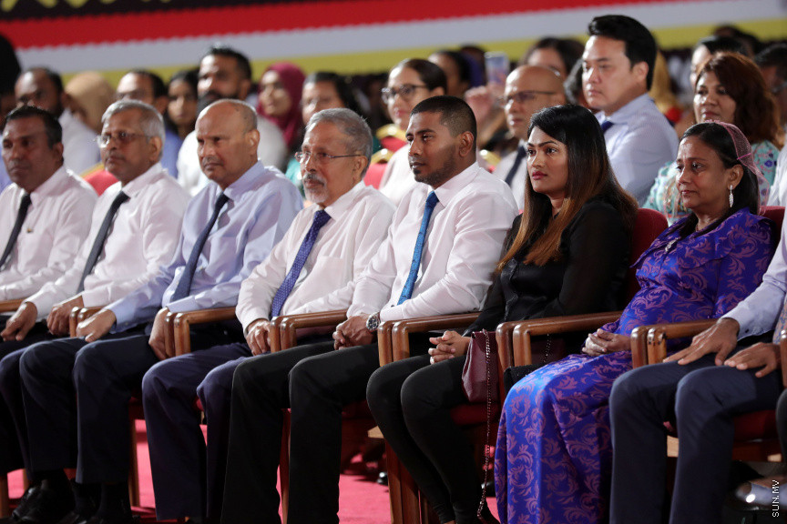 ނޮވެމްބަރ 21، 2019: ފަންނު ވެރިންނަށް ހާއްސަކޮއްގެން އިކޮނޮމިކް މިނިސްޓްރީން ކުރިއަށް ގެންދާ "ފަންނު އެކްސްޕޯ 2019" ހުޅުވުމަށް ދަރުބާރުގޭގައި ބޭއްވި ހާއްސަ ރަސްމިއްޔާތުގެ ތެރެއިން: މި ރަސްމިއްޔާތުގައި ރައީސް އިބްރާހިމް މުހައްމަދު ސޯލިހް އާއި ނައިބް ރައީސް ފައިސަލް ނަސީމްގެ އިތުރުން ސަރުކާރުގެ އިސްވެރިން ބައިވެރިވެ ވަޑައިގެންނެވި -- ސަން ފޮޓޯ/ ފަޔާޒު މޫސާ 