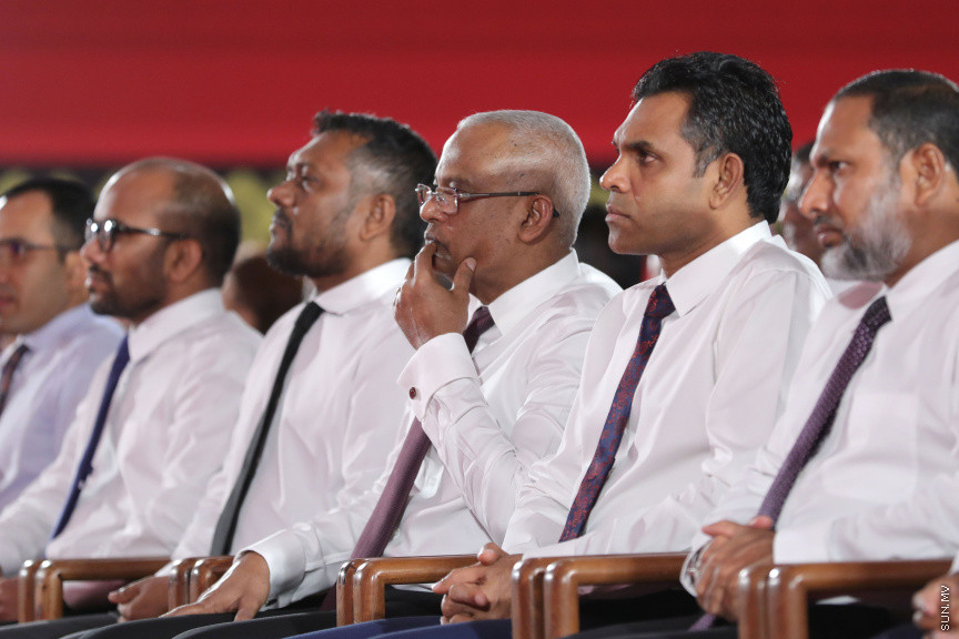 ނޮވެމްބަރ 21، 2019: ފަންނު ވެރިންނަށް ހާއްސަކޮއްގެން އިކޮނޮމިކް މިނިސްޓްރީން ކުރިއަށް ގެންދާ "ފަންނު އެކްސްޕޯ 2019" ހުޅުވުމަށް ދަރުބާރުގޭގައި ބޭއްވި ހާއްސަ ރަސްމިއްޔާތުގެ ތެރެއިން: މި ރަސްމިއްޔާތުގައި ރައީސް އިބްރާހިމް މުހައްމަދު ސޯލިހް އާއި ނައިބް ރައީސް ފައިސަލް ނަސީމްގެ އިތުރުން ސަރުކާރުގެ އިސްވެރިން ބައިވެރިވެ ވަޑައިގެންނެވި -- ސަން ފޮޓޯ/ ފަޔާޒު މޫސާ 