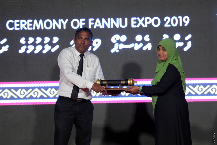 ނޮވެމްބަރ 21، 2019: ފަންނު ވެރިންނަށް ހާއްސަކޮއްގެން އިކޮނޮމިކް މިނިސްޓްރީން ކުރިއަށް ގެންދާ "ފަންނު އެކްސްޕޯ 2019" ހުޅުވުމަށް ދަރުބާރުގޭގައި ބޭއްވި ހާއްސަ ރަސްމިއްޔާތުގެ ތެރެއިން: މި ރަސްމިއްޔާތުގައި ރައީސް އިބްރާހިމް މުހައްމަދު ސޯލިހް އާއި ނައިބް ރައީސް ފައިސަލް ނަސީމްގެ އިތުރުން ސަރުކާރުގެ އިސްވެރިން ބައިވެރިވެ ވަޑައިގެންނެވި -- ސަން ފޮޓޯ/ ފަޔާޒު މޫސާ 