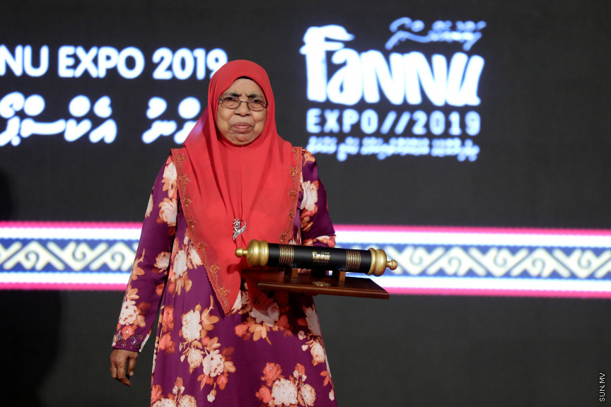 ނޮވެމްބަރ 21، 2019: ފަންނު ވެރިންނަށް ހާއްސަކޮއްގެން އިކޮނޮމިކް މިނިސްޓްރީން ކުރިއަށް ގެންދާ "ފަންނު އެކްސްޕޯ 2019" ހުޅުވުމަށް ދަރުބާރުގޭގައި ބޭއްވި ހާއްސަ ރަސްމިއްޔާތުގެ ތެރެއިން: މި ރަސްމިއްޔާތުގައި ރައީސް އިބްރާހިމް މުހައްމަދު ސޯލިހް އާއި ނައިބް ރައީސް ފައިސަލް ނަސީމްގެ އިތުރުން ސަރުކާރުގެ އިސްވެރިން ބައިވެރިވެ ވަޑައިގެންނެވި -- ސަން ފޮޓޯ/ ފަޔާޒު މޫސާ 