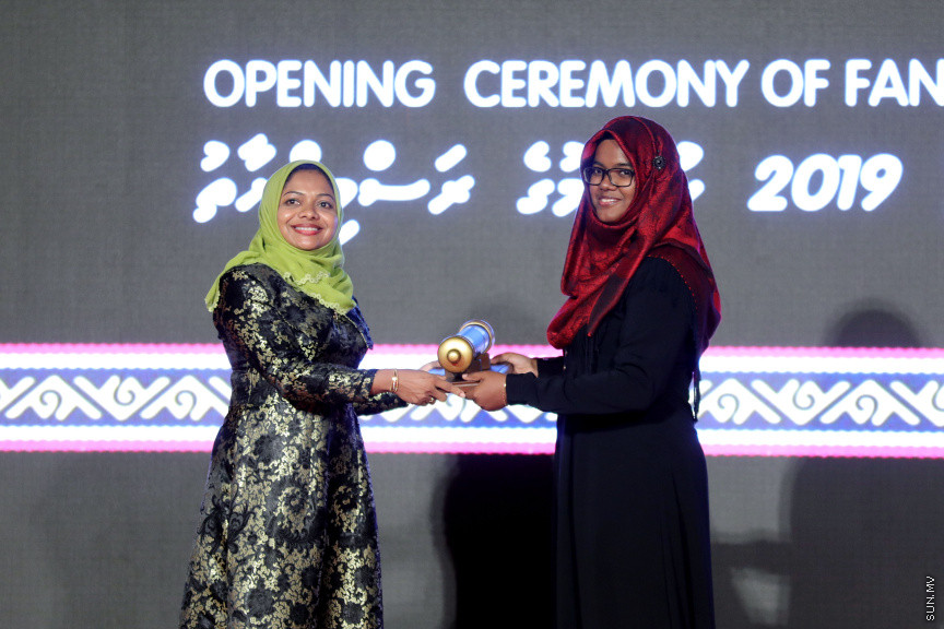ނޮވެމްބަރ 21، 2019: ފަންނު ވެރިންނަށް ހާއްސަކޮއްގެން އިކޮނޮމިކް މިނިސްޓްރީން ކުރިއަށް ގެންދާ "ފަންނު އެކްސްޕޯ 2019" ހުޅުވުމަށް ދަރުބާރުގޭގައި ބޭއްވި ހާއްސަ ރަސްމިއްޔާތުގެ ތެރެއިން: މި ރަސްމިއްޔާތުގައި ރައީސް އިބްރާހިމް މުހައްމަދު ސޯލިހް އާއި ނައިބް ރައީސް ފައިސަލް ނަސީމްގެ އިތުރުން ސަރުކާރުގެ އިސްވެރިން ބައިވެރިވެ ވަޑައިގެންނެވި -- ސަން ފޮޓޯ/ ފަޔާޒު މޫސާ 